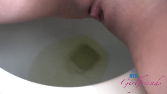 Превью Мастурбирует письку телки в машине по пути на пляж № 41133