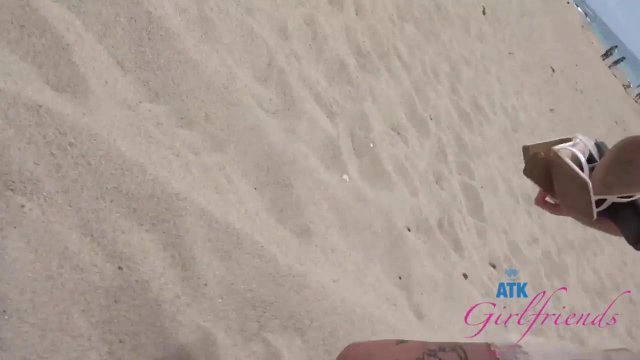 Мастурбирует письку телки в машине по пути на пляж