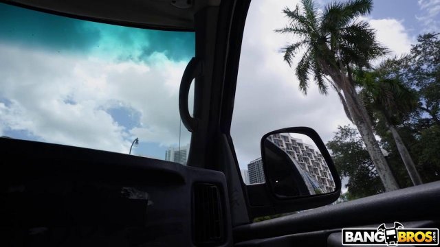 Превью Заманил в машину худышку для секса с большим членом № 41137