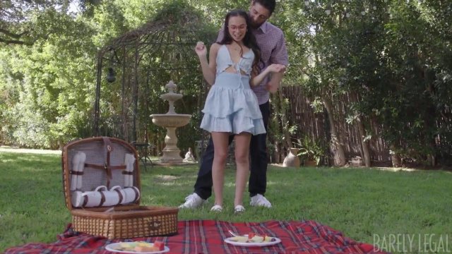 Превью Телка сосет парню на пикнике и трахается на природе № 41139