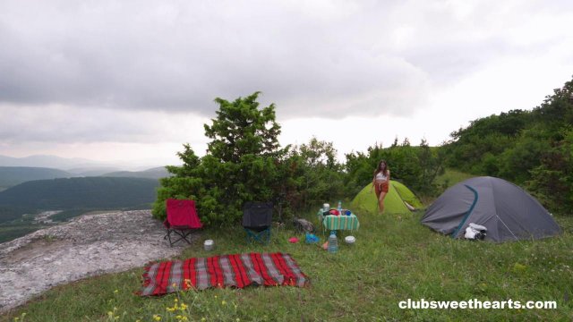 Превью Лесбиянки трахаются вчетвером на кемпинге в горах № 41158