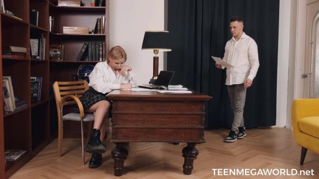 Превью Студентка с упругой попкой трахает друга после уроков № 41185