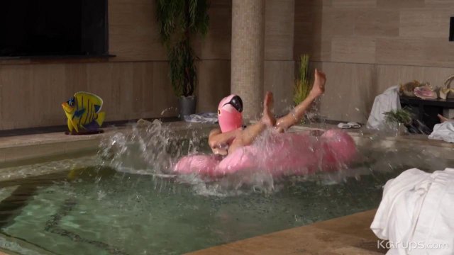 Превью Парень с телкой трахаются у бассейна вместо уборки № 41199