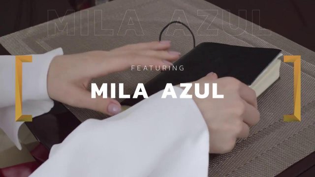 Превью Телка с натуральными дойками кончает от пальцев № 41238