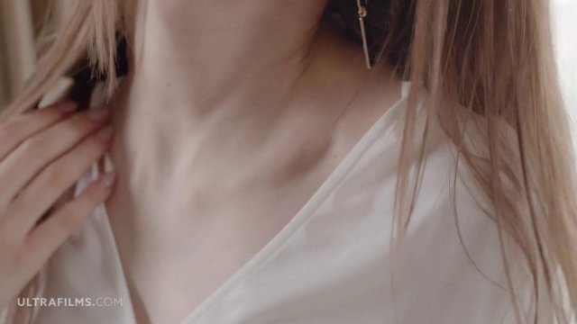 Превью Телка с натуральными дойками кончает от пальцев № 41238