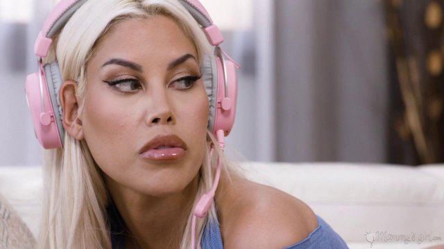 Превью Грудастая лесби пробует тройничок с молодыми сучками № 41239