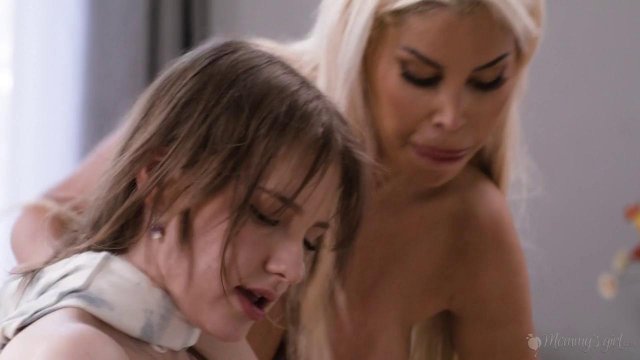 Превью Грудастая лесби пробует тройничок с молодыми сучками № 41239