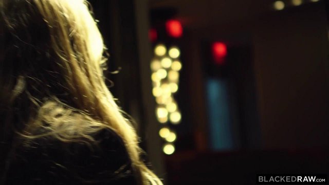 Превью Блондинка ищет ночного оргазма на члене негра № 41314