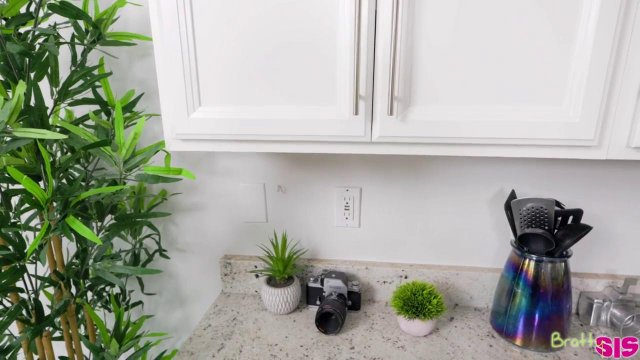 Превью Рыжая девка с розовой киской кончает и стонет № 41315