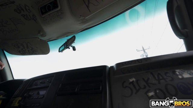 Превью Трахает в машине незнакомку черным членом до упора № 41332