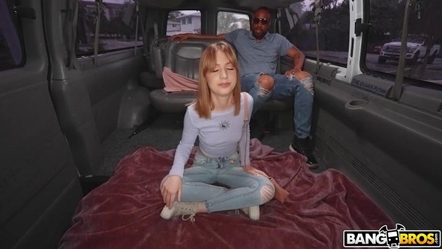 Превью Трахает в машине незнакомку черным членом до упора № 41332