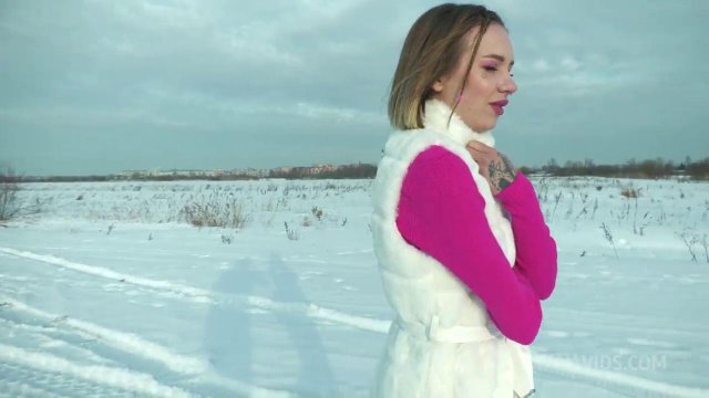 Превью Анальный секс зимой с давалкой на улице № 41359