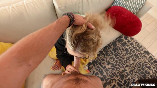 Очкастая давалка с большими дойками просит в киску