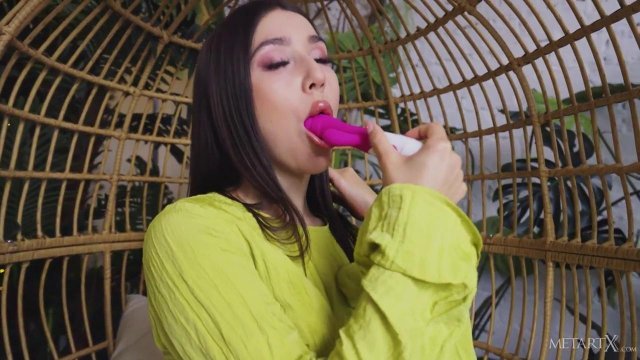 Превью Брюнетка устроила горячее соло для настроения № 41414