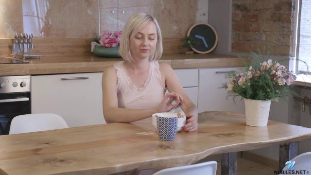 Превью Блондинка дрочит на кухонном столе пальцами № 41426