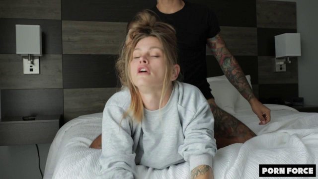 Превью Телка сексуально выгибается для жесткого порева № 41452