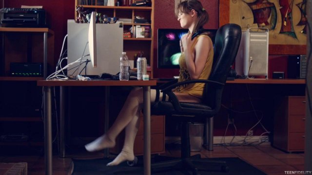 Превью Очкастая студентка пробует секс со зрелым мужиком № 41486