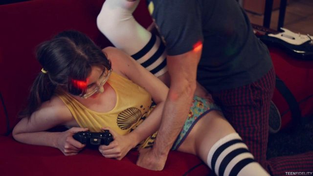 Превью Очкастая студентка пробует секс со зрелым мужиком № 41486