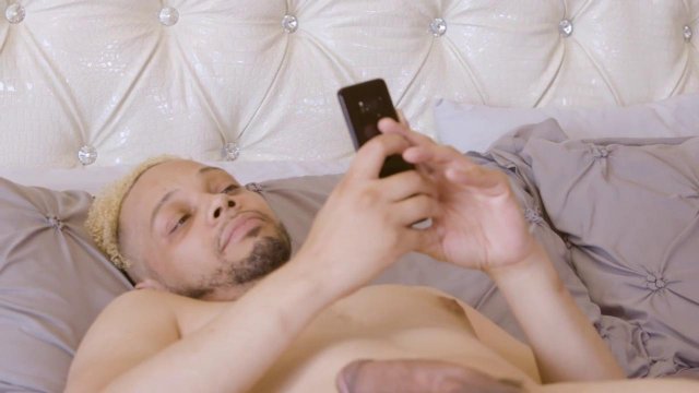 Превью Блондинка с гладкой киской испытала оргазм на члене № 42031