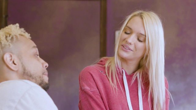 Превью Блондинка с гладкой киской испытала оргазм на члене № 42031