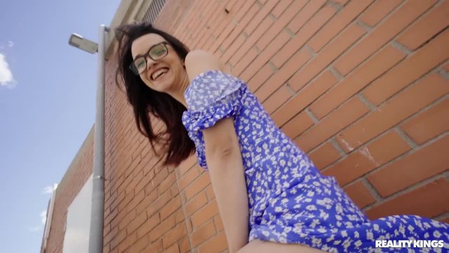 Эту отличницу можно и в сортире выебать