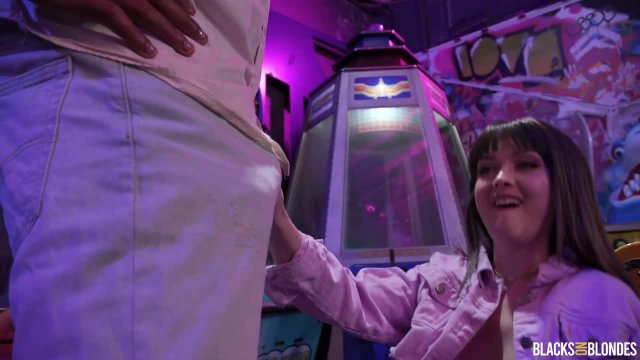 Превью Распутство в зале игровых автоматов № 46139